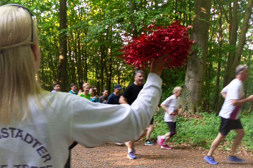 Darmstädter Lauf-Treff Streckenposten beim Merck-Firmenlauf, Foto: Christa Daum