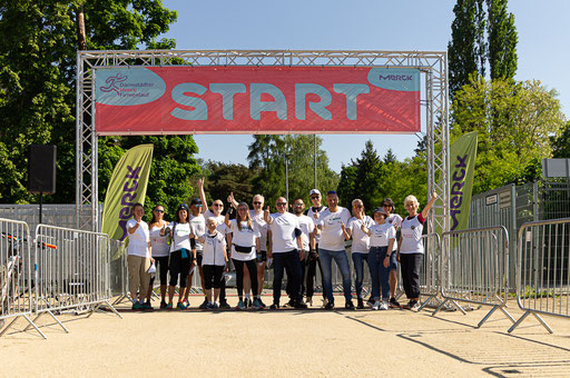 Darmstädter Lauf-Treff Streckenposten beim Merck-Firmenlauf, Foto: Christa Daum