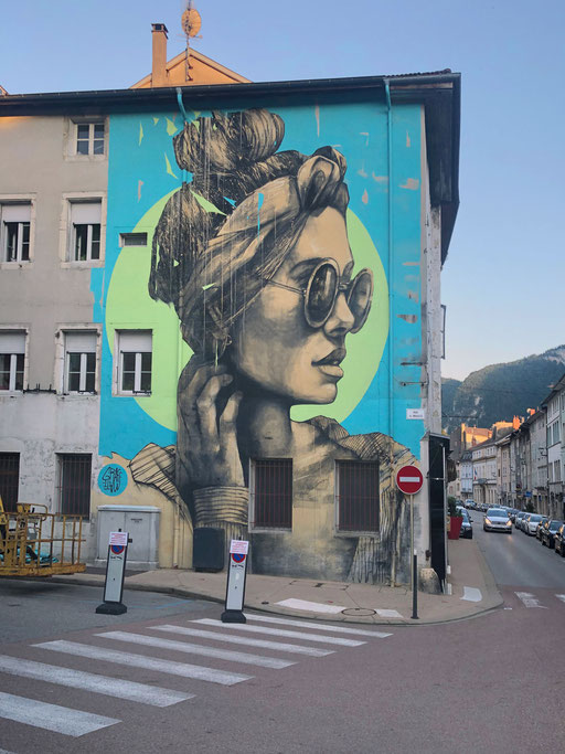 <alt="graffmatt artiste peintre muraliste professionnel français chambéry savoie haute-savoie streetart graffiti mur extérieur portrait femme nantua ain festival streetart woua'art"> 