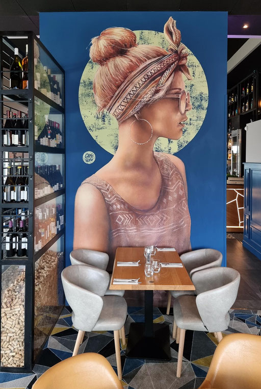 <alt="fresque intérieure décoration mur restaurant agora cergy commande artistique fresque artiste peintre professionnel street art trompe l'œil portrait femme moderne graff graph joli graffiti déco murale"> 