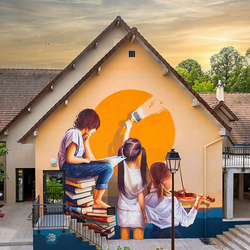 <alt="peinture murale fresque streetart paris graffmatt Saint-Germain-en-Laye Fourqueux espace Pierre Delanoe centre social culturel peinture enfants art graffiti éveil artistique festival dans et sur les murs Osaro"