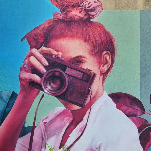 <alt="fresque murale graffiti artist culture associations peinture murale extérieur déco peinture ville mairie pertuis France artiste muraliste graffmatt painting artwork french artist urban art street-art portrait femme réaliste portrait art">