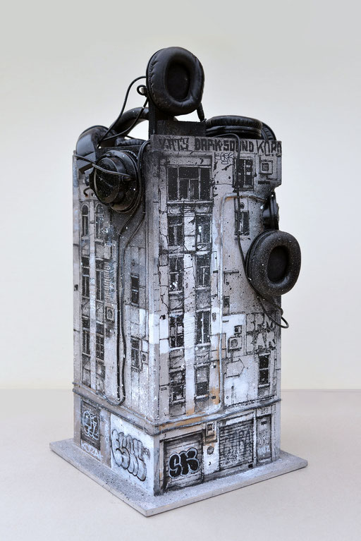 <alt="sculpture urbaine miniature objet d'art urbain immeuble avec casques audios intégrés culture hip-hop personnalisé design art artiste streetart graffiti graffmatt expo achat vente rare"> 