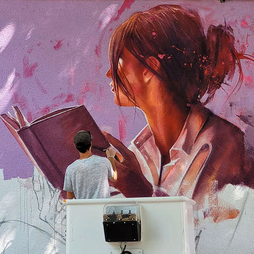 <alt="fresque murale maison de la culture et des associations peinture murale ville mairie pertuis France artiste muraliste graffmatt painting artwork french artist urban art street-art mural art world beautiful woman portrait art">