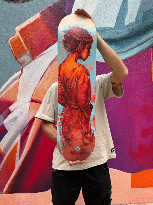 <alt="planche de skate personnalisée dessinée peinte décorée art custom skate boards skateboard deck streetart painting portrait on wood art graffiti art drawing on skateboard graffmatt"> 