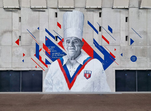 <alt="fresque murale Lyon portrait Paul Bocuse stade des lumières Groupama Stadium OL Olympique Lyonnais artiste peintre mural graffmatt Lyon graffiti street-art commande déco murale artiste grapheur graph"> 