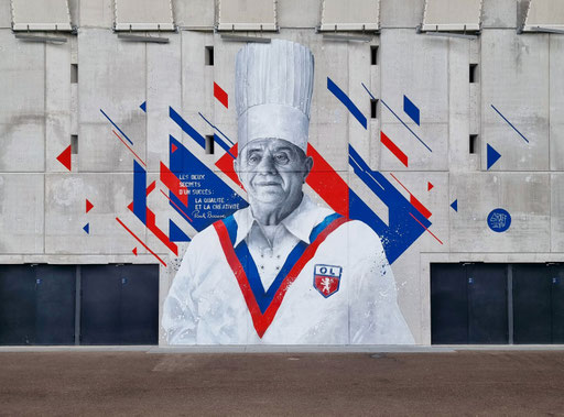 fresque murale Lyon portrait Paul Bocuse stade des lumières Groupama Stadium OL Olympique Lyonnais artiste peintre mural graffmatt Lyon graffiti street-art commande déco murale artiste grapheur graph