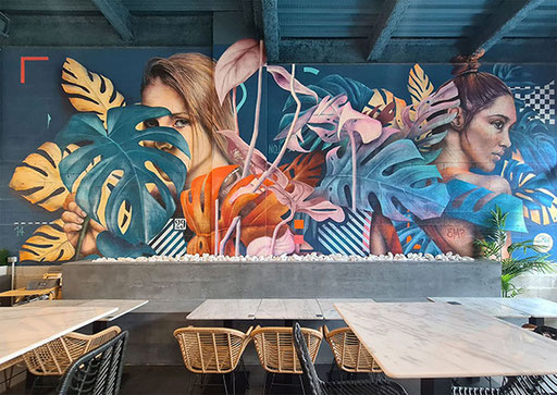 <alt="peinture murale décoration intérieure graffiti art mural fresque intérieure restaurant bar dessert metz france artiste graffmatt deco colorée streetart original foret tropicale"> 