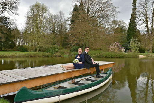Brautpaar auf einem Steg am See in Bad Salzuflen
