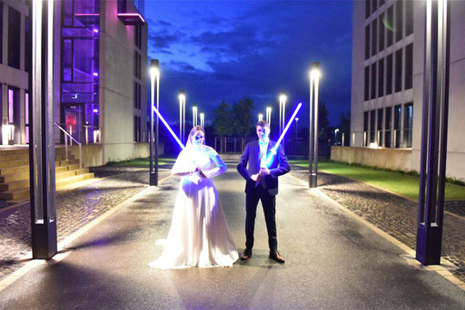 Brautpaar mit Starwars Schwertern im Lenkwerk Bielefeld