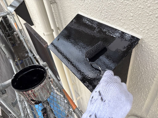 【施工写真】鉄部の仕上げ塗り（外壁塗装の付帯工事）