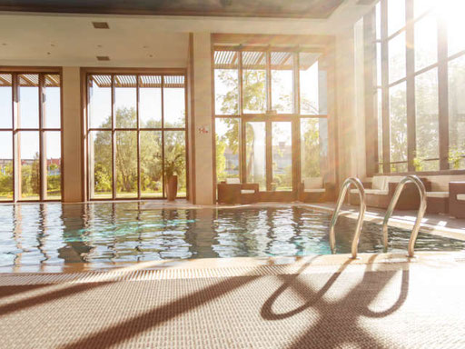 Indoorpool mit Leiter