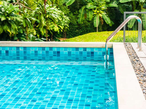 Outdoorpool mit Leiter