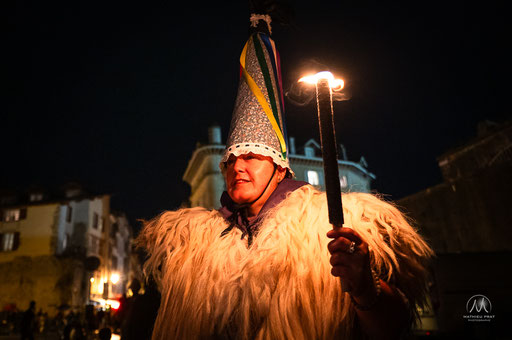 GAU BELTZA - LA NUIT NOIRE Bayonne - 31 octobre 2025   Gau Beltza (la nuit noire), ou Arimen Gaua (la nuit des âmes), rite qui prendrait source dans une vielle tradition de la mythologie basque, revitalisée ces dernières années, pour honorer la mémoire de