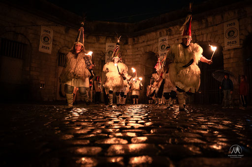 GAU BELTZA - LA NUIT NOIRE Bayonne - 31 octobre 2025   Gau Beltza (la nuit noire), ou Arimen Gaua (la nuit des âmes), rite qui prendrait source dans une vielle tradition de la mythologie basque, revitalisée ces dernières années, pour honorer la mémoire de