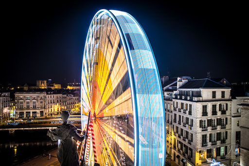  Grande roue, rotative d'acier pour voyager dans le ciel de la capitale du Labourd. Attraction phare des fêtes de fin d'année de la ville de Bayonne. Un petit tour en toute sécurité pour tous les acrophobes inconsolables, restés tétanisés sur le plancher
