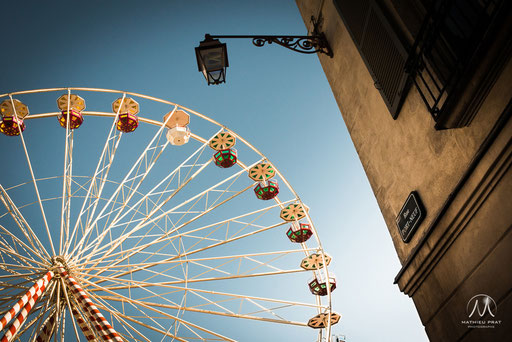   Grande roue, rotative d'acier pour voyager dans le ciel de la capitale du Labourd. Attraction phare des fêtes de fin d'année de la ville de Bayonne. Un petit tour en toute sécurité pour tous les acrophobes inconsolables, restés tétanisés sur le plancher