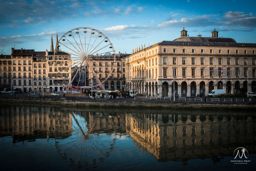   Grande roue, rotative d'acier pour voyager dans le ciel de la capitale du Labourd. Attraction phare des fêtes de fin d'année de la ville de Bayonne. Un petit tour en toute sécurité pour tous les acrophobes inconsolables, restés tétanisés sur le plancher
