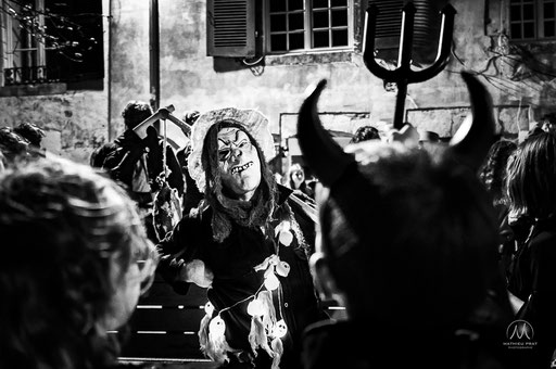 GAU BELTZA - LA NUIT NOIRE Bayonne - 31 octobre 2025   Gau Beltza (la nuit noire), ou Arimen Gaua (la nuit des âmes), rite qui prendrait source dans une vielle tradition de la mythologie basque, revitalisée ces dernières années, pour honorer la mémoire de