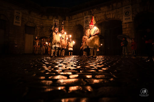 GAU BELTZA - LA NUIT NOIRE Bayonne - 31 octobre 2025   Gau Beltza (la nuit noire), ou Arimen Gaua (la nuit des âmes), rite qui prendrait source dans une vielle tradition de la mythologie basque, revitalisée ces dernières années, pour honorer la mémoire de