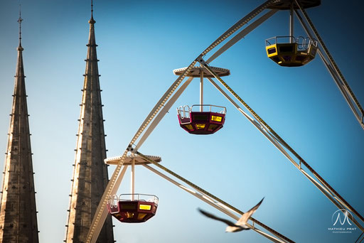   Grande roue, rotative d'acier pour voyager dans le ciel de la capitale du Labourd. Attraction phare des fêtes de fin d'année de la ville de Bayonne. Un petit tour en toute sécurité pour tous les acrophobes inconsolables, restés tétanisés sur le plancher
