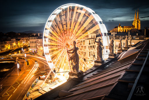   Grande roue, rotative d'acier pour voyager dans le ciel de la capitale du Labourd. Attraction phare des fêtes de fin d'année de la ville de Bayonne. Un petit tour en toute sécurité pour tous les acrophobes inconsolables, restés tétanisés sur le plancher