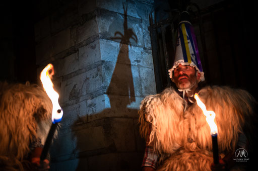 GAU BELTZA - LA NUIT NOIRE Bayonne - 31 octobre 2025   Gau Beltza (la nuit noire), ou Arimen Gaua (la nuit des âmes), rite qui prendrait source dans une vielle tradition de la mythologie basque, revitalisée ces dernières années, pour honorer la mémoire de