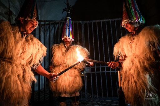 GAU BELTZA - LA NUIT NOIRE Bayonne - 31 octobre 2025   Gau Beltza (la nuit noire), ou Arimen Gaua (la nuit des âmes), rite qui prendrait source dans une vielle tradition de la mythologie basque, revitalisée ces dernières années, pour honorer la mémoire de