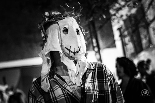 GAU BELTZA - LA NUIT NOIRE Bayonne - 31 octobre 2025   Gau Beltza (la nuit noire), ou Arimen Gaua (la nuit des âmes), rite qui prendrait source dans une vielle tradition de la mythologie basque, revitalisée ces dernières années, pour honorer la mémoire de