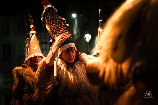 GAU BELTZA - LA NUIT NOIRE Bayonne - 31 octobre 2025   Gau Beltza (la nuit noire), ou Arimen Gaua (la nuit des âmes), rite qui prendrait source dans une vielle tradition de la mythologie basque, revitalisée ces dernières années, pour honorer la mémoire de