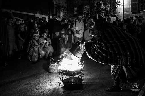 GAU BELTZA - LA NUIT NOIRE Bayonne - 31 octobre 2025   Gau Beltza (la nuit noire), ou Arimen Gaua (la nuit des âmes), rite qui prendrait source dans une vielle tradition de la mythologie basque, revitalisée ces dernières années, pour honorer la mémoire de