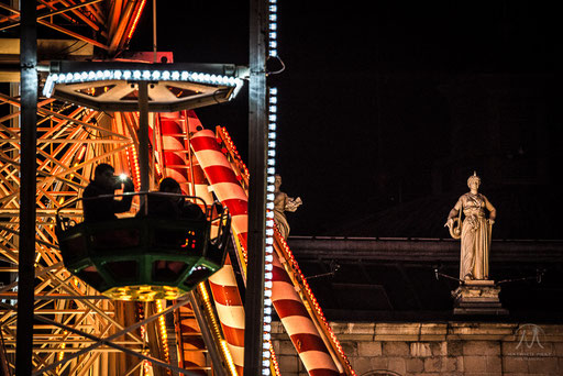   Grande roue, rotative d'acier pour voyager dans le ciel de la capitale du Labourd. Attraction phare des fêtes de fin d'année de la ville de Bayonne. Un petit tour en toute sécurité pour tous les acrophobes inconsolables, restés tétanisés sur le plancher
