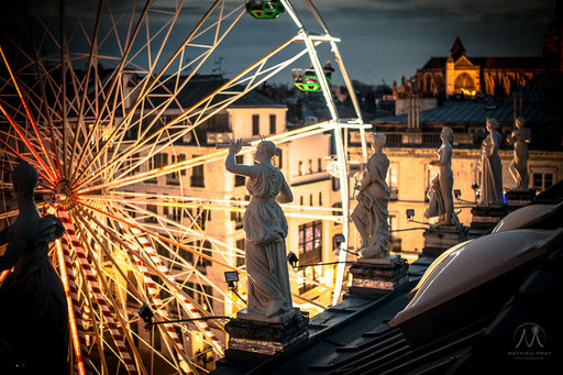   Grande roue, rotative d'acier pour voyager dans le ciel de la capitale du Labourd. Attraction phare des fêtes de fin d'année de la ville de Bayonne. Un petit tour en toute sécurité pour tous les acrophobes inconsolables, restés tétanisés sur le plancher