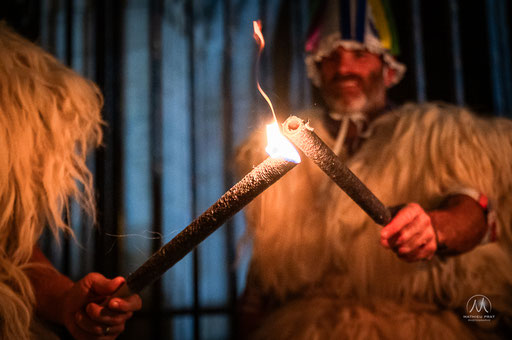 GAU BELTZA - LA NUIT NOIRE Bayonne - 31 octobre 2025   Gau Beltza (la nuit noire), ou Arimen Gaua (la nuit des âmes), rite qui prendrait source dans une vielle tradition de la mythologie basque, revitalisée ces dernières années, pour honorer la mémoire de