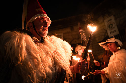 GAU BELTZA - LA NUIT NOIRE Bayonne - 31 octobre 2025   Gau Beltza (la nuit noire), ou Arimen Gaua (la nuit des âmes), rite qui prendrait source dans une vielle tradition de la mythologie basque, revitalisée ces dernières années, pour honorer la mémoire de
