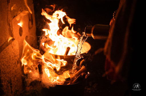 GAU BELTZA - LA NUIT NOIRE Bayonne - 31 octobre 2025   Gau Beltza (la nuit noire), ou Arimen Gaua (la nuit des âmes), rite qui prendrait source dans une vielle tradition de la mythologie basque, revitalisée ces dernières années, pour honorer la mémoire de