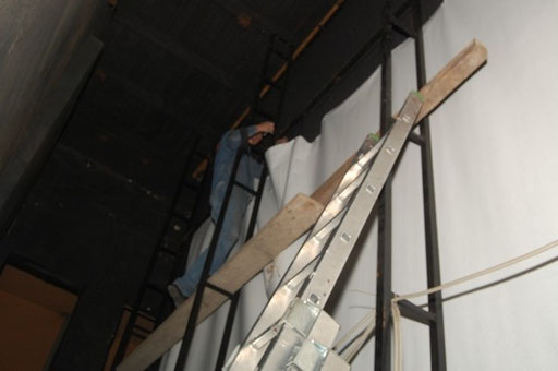 Die neue Silberleinwand wird aufgehängt