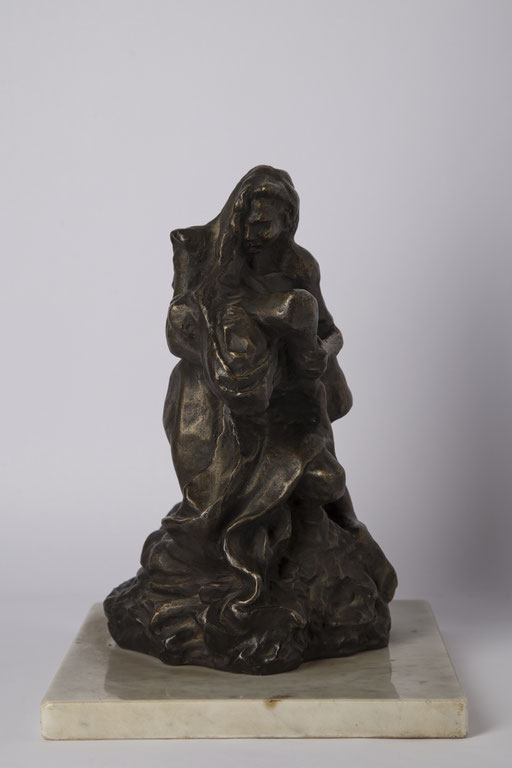 PIEDAD. 1992. 16 X 18 X 27 cm. Bronce