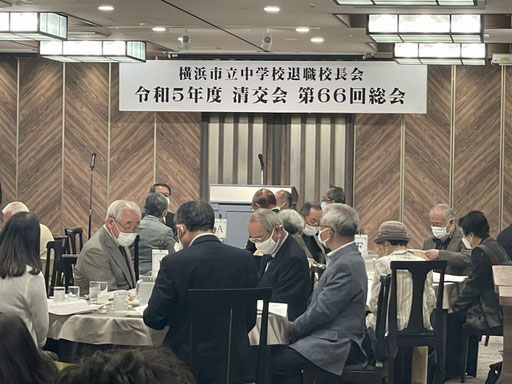 会長から慶祝者のご紹介と記念品贈呈があります。