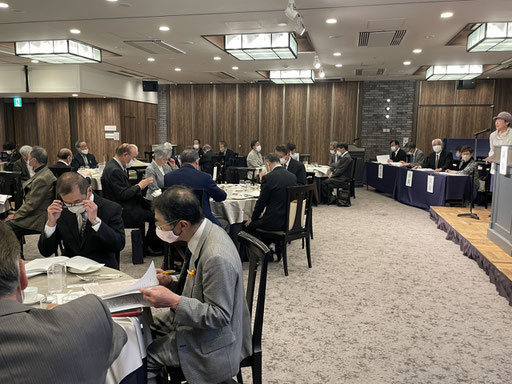 役員選出報告があり、新会長他選出されました。