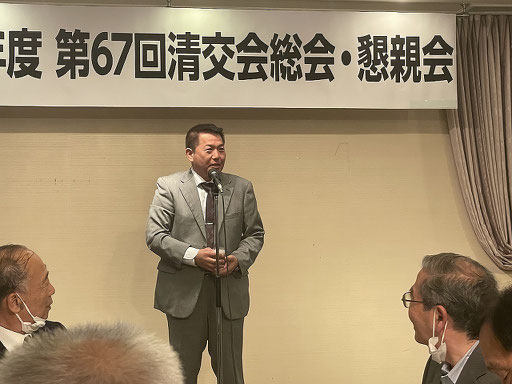 一番若い参加者の乾杯ではじまりました。
