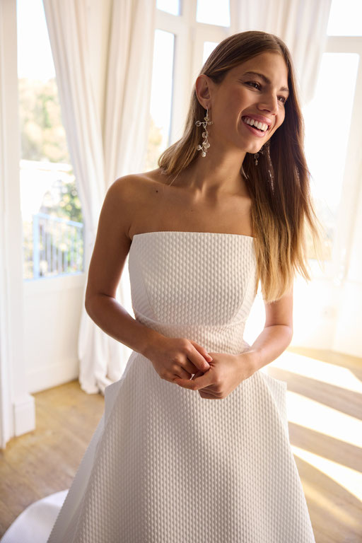 Model mit einem Brautkleid aus der Jesus Peiro Kollektion 2027