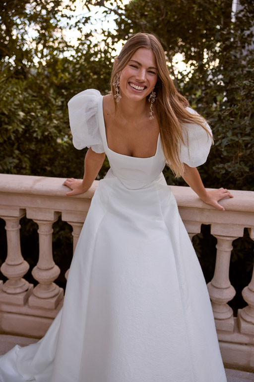 Model mit einem Brautkleid aus der Jesus Peiro Kollektion 2027