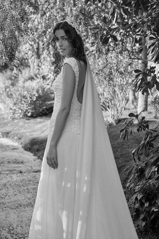 Model mit einem Brautkleid aus der Jesus Peiro Kollektion 2027