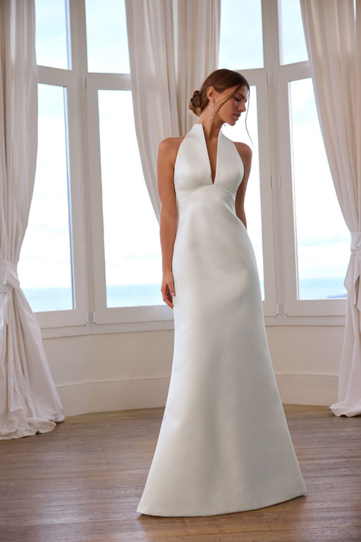 Model mit einem Brautkleid aus der Jesus Peiro Kollektion 2027
