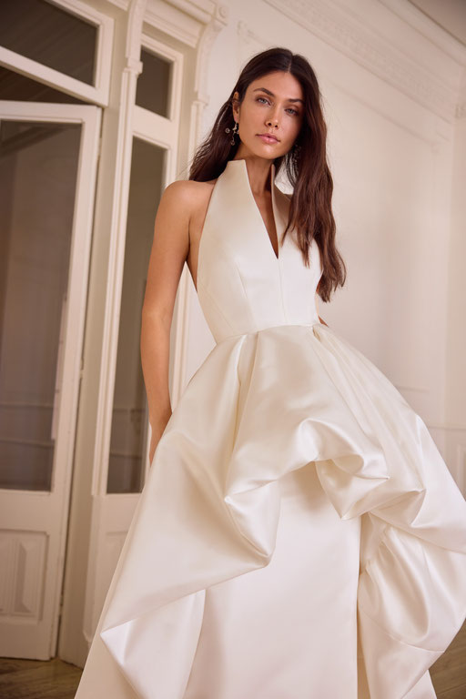 Model mit einem Brautkleid aus der Jesus Peiro Kollektion 2027