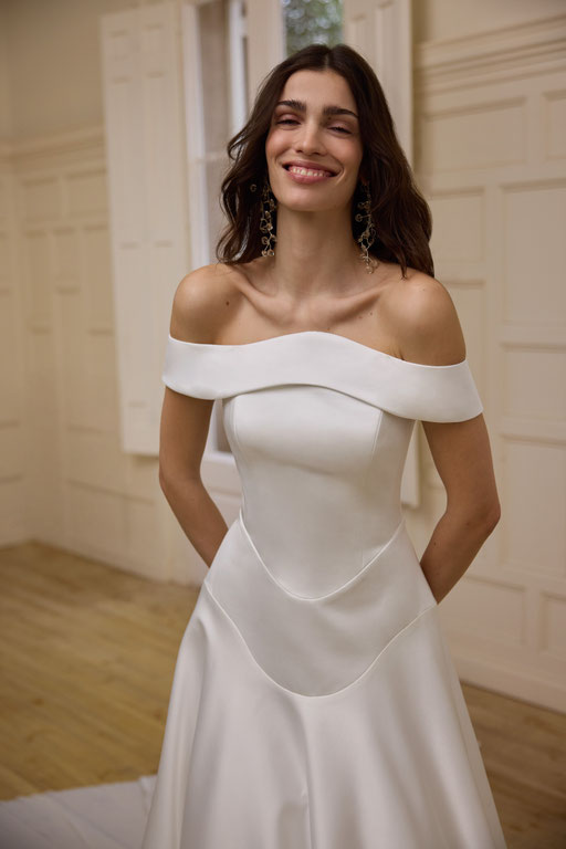 Model mit einem Brautkleid aus der Jesus Peiro Kollektion 2027