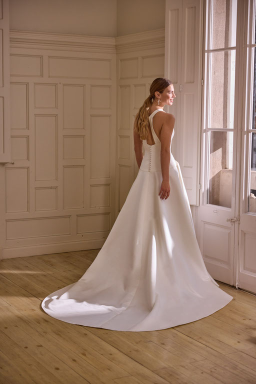 Model mit einem Brautkleid aus der Jesus Peiro Kollektion 2027