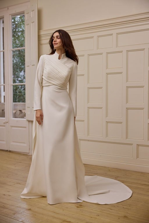 Model mit einem Brautkleid aus der Jesus Peiro Kollektion 2027