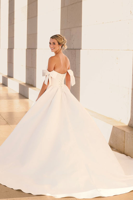 Blonde junge Frau mit dem Brautkleid Cosima von Amo&Luv 2026